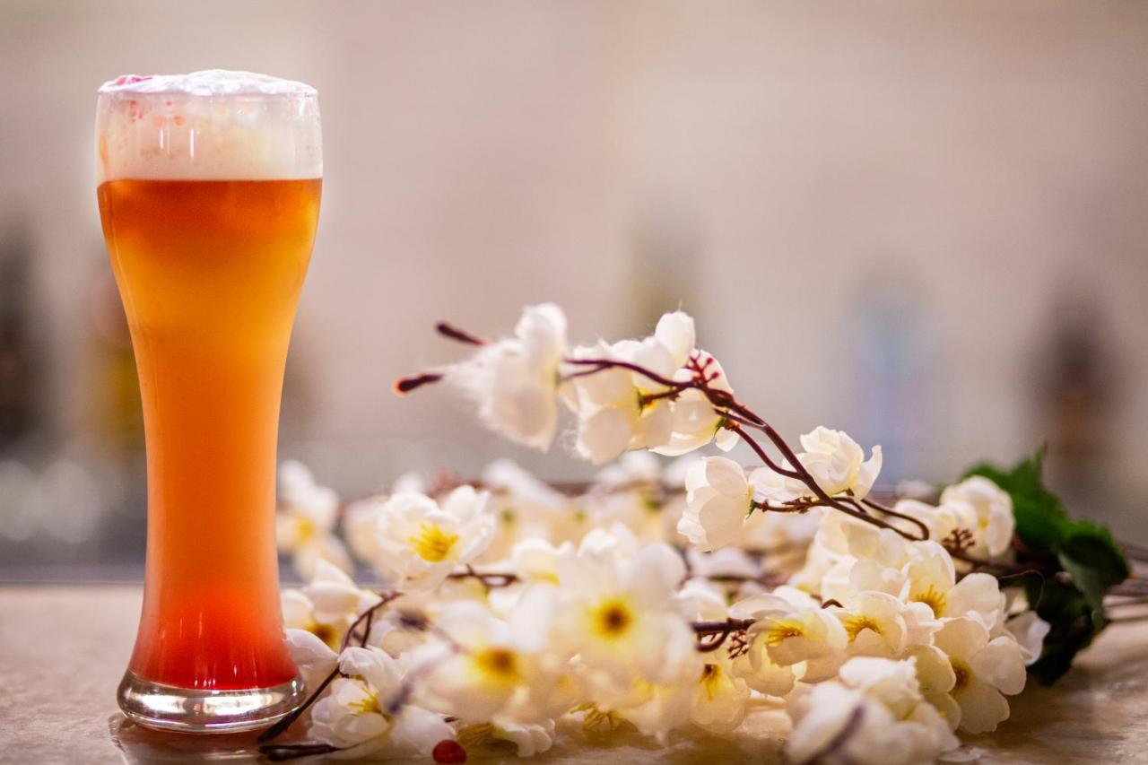 Ambassador, New Delhi - Ihcl Seleqtions Hotel Ngoại thất bức ảnh A glass of beer